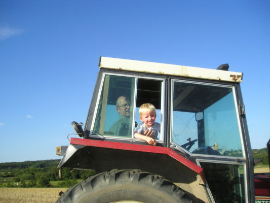 Sønnen i huset i traktor